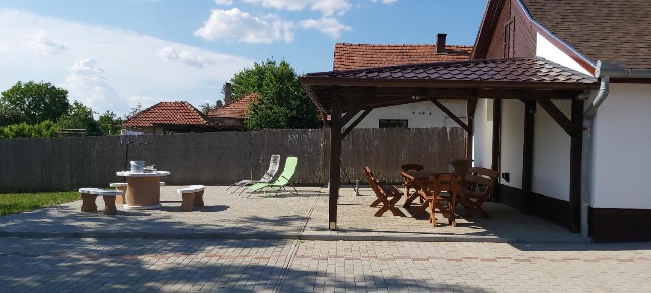 Feszty-Feszek Vendeghaz Apartment Tiszafured Exterior photo